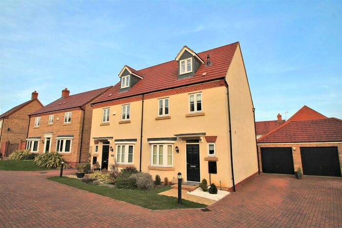 4 Bedroom Town House To Rent In Heston Walk, Oxley Park, Milton Keynes, MK4
