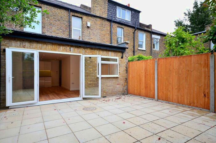 1 Bedroom Flat To Rent In Stanlake Road, Shepherd's Bush, London, W12