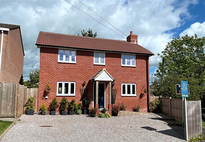 4 Bedroom Detached House For Sale In Cypress Way, Gillingham, SP8