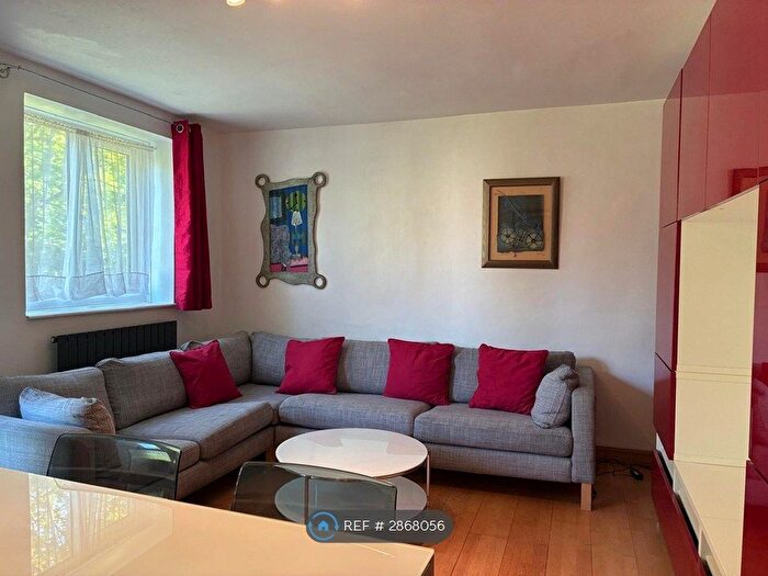 2 Bedroom Flat To Rent In Innes Gardens, Putney, London, SW15