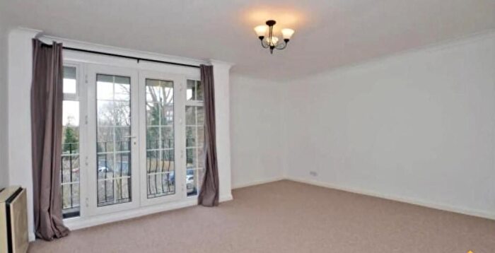 3 Bedroom Flat To Rent In Swallow Close, Staines-Upon-Thames, TW18