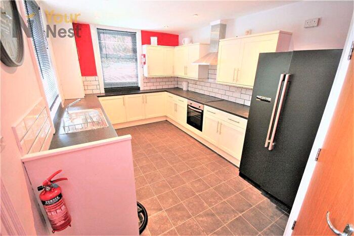 6 Bedroom Detached House To Rent In Kirkstall Lane, Headingley, LS6