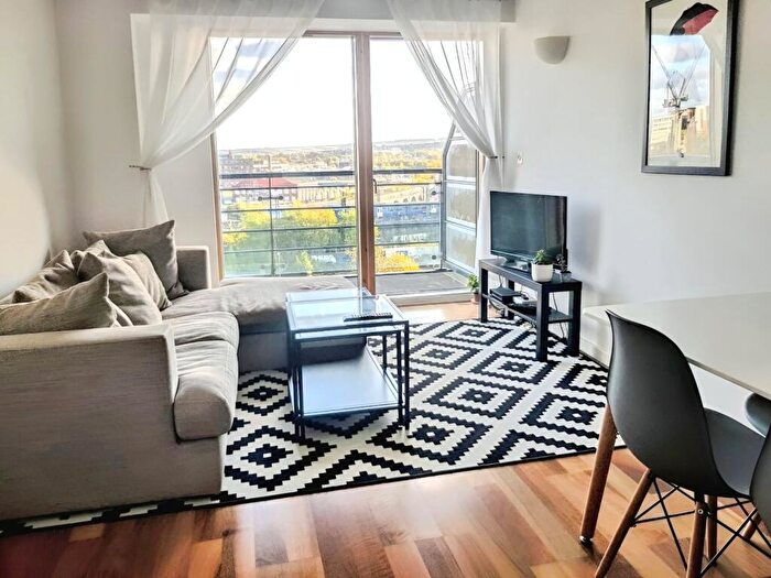 2 Bedroom Flat To Rent In Riverside Way, Leeds, West Yorkshire, Uk, LS1