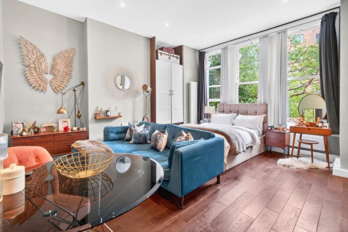 Studio To Rent In Queens Drive, London, N4