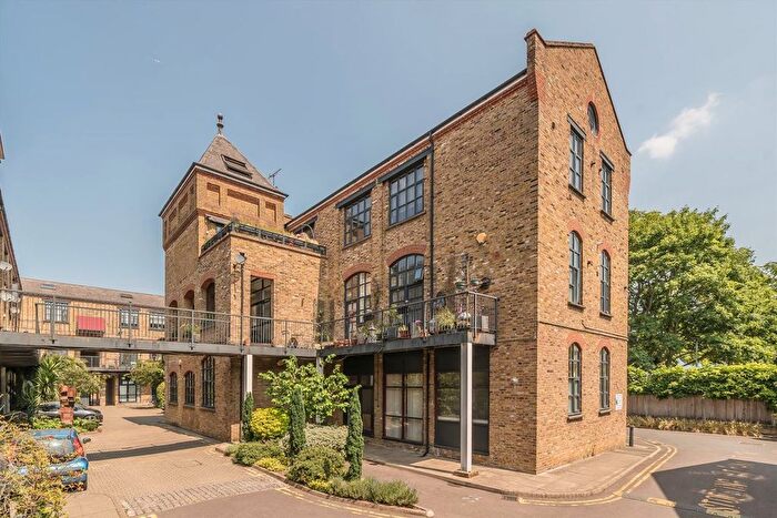 3 Bedroom Flat To Rent In Independent Place, Dalston, E8