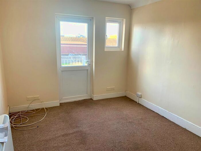 2 Bedroom Flat To Rent In Connaught Road, Littlehampton, BN17