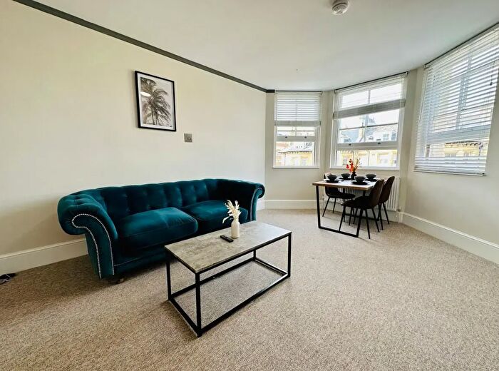 2 Bedroom Flat To Rent In First Avenue, Hove, BN3