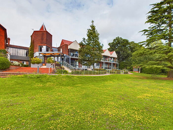 3 Bedroom Flat For Sale In Langhurstwood Road, Horsham, RH12