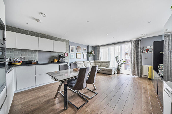 3 Bedroom Apartment For Sale In Cofferdam Way, London, SE8