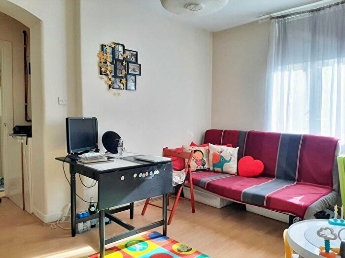 1 Bedroom Flat To Rent In Peabody Building Rosendale Road, SE24