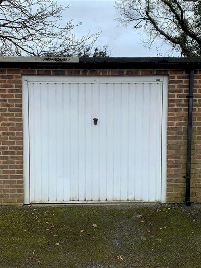 Garage / Parking To Rent In Cedar Drive, East Finchley, London, N2