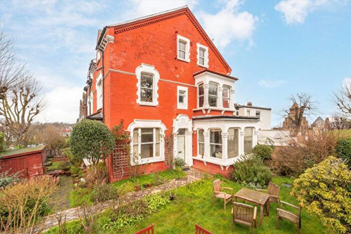 2 Bedroom Flat For Sale In Cromwell Avenue, Highgate, N6