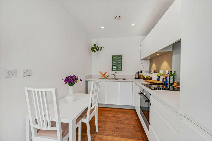 1 Bedroom Flat For Sale In Clovelly Place, Greenhithe, DA9
