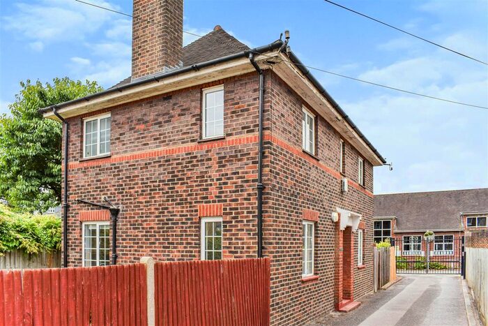 3 Bedroom Detached House To Rent In Clifden Road, Brentford, TW8