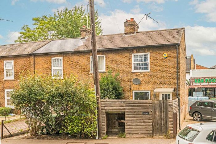 1 Bedroom End Of Terrace House For Sale In Hawks Road, Kingston Upon Thames, KT1