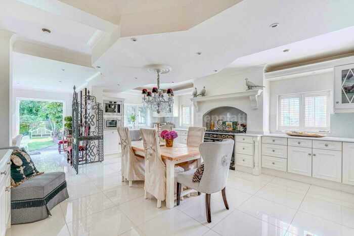 5 Bedroom Semi-Detached House To Rent In Lakenheath, Oakwood, N14