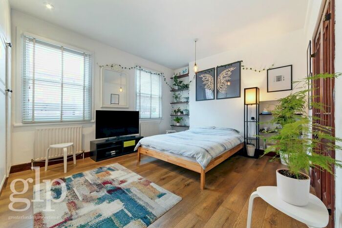 2 Bedroom Flat To Rent In Winnett Street, London, Greater London, W1D