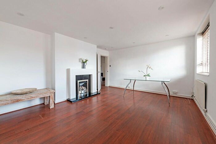 3 Bedroom Flat To Rent In Melody Road, Wandsworth, SW18
