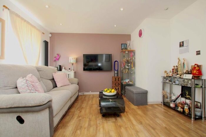 2 Bedroom Flat To Rent In Old Park Mews, Heston, Hounslow, TW5