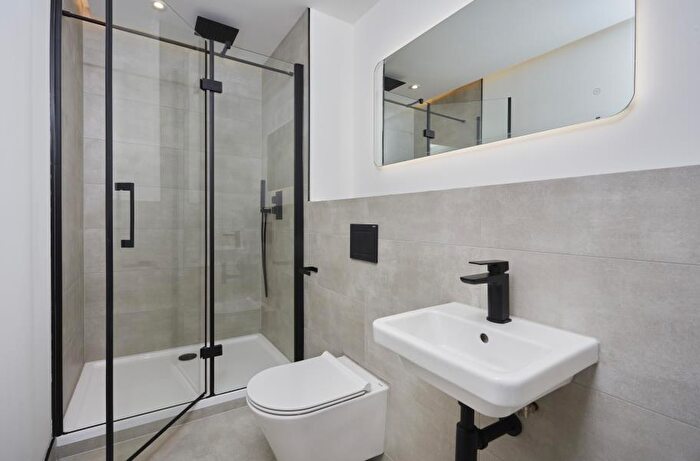 2 Bedroom Apartment To Rent In Apt . :: One Silk Street, M4
