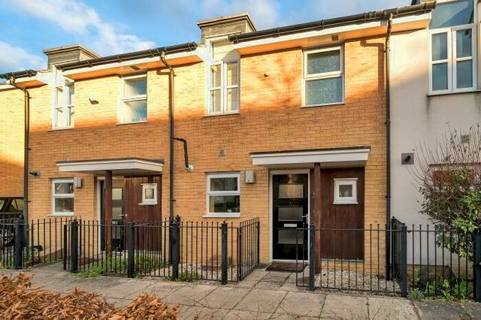 3 Bedroom Terraced House To Rent In Whale Avenue, Reading, RG2