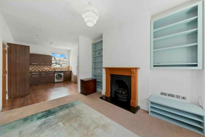 3 Bedroom Flat To Rent In Crewdson Road, London, SW9