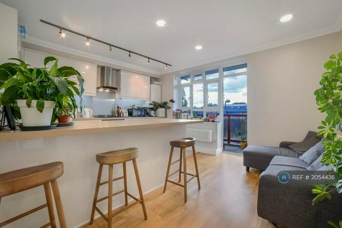 4 Bedroom Flat To Rent In Barloch House, London, SW11