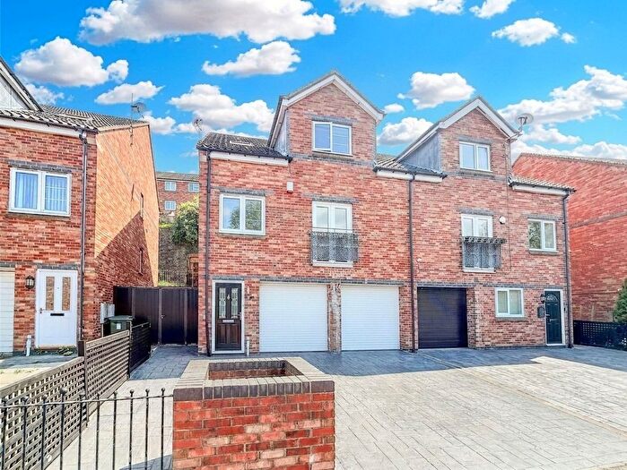 4 Bedroom Semi-Detached House To Rent In St. Cuthberts Road, Gateshead, NE8