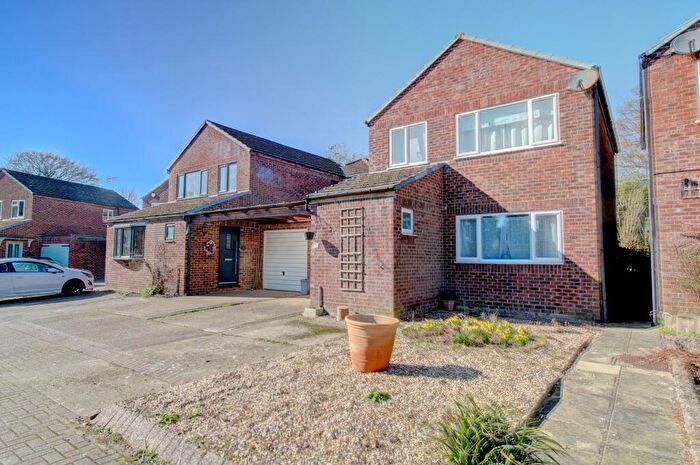 3 Bedroom Link Detached House For Sale In Anstiebury Close, Dorking, RH5