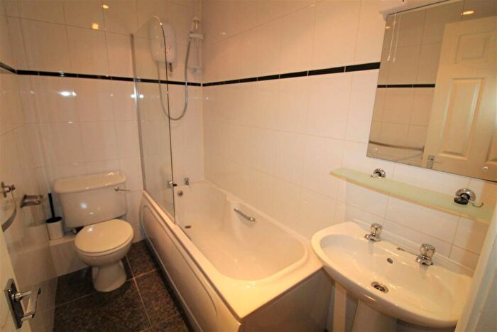 2 Bedroom Apartment To Rent In Apt, , Street Lane, Leeds, LS8