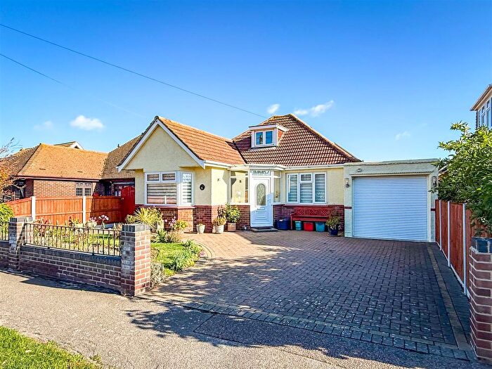 4 Bedroom Chalet For Sale In Gainsford Avenue, Clacton-On-Sea, Essex, CO15
