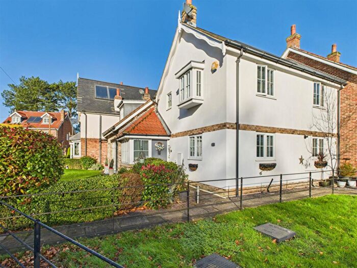 3 Bedroom Town House For Sale In St Marys Walk, Swanland, HU14