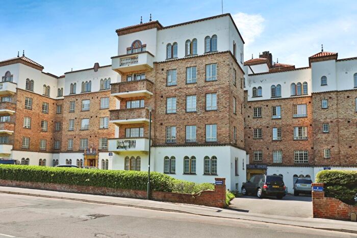 2 Bedroom Flat For Sale In Sea Road, Bournemouth, Dorset, BH5