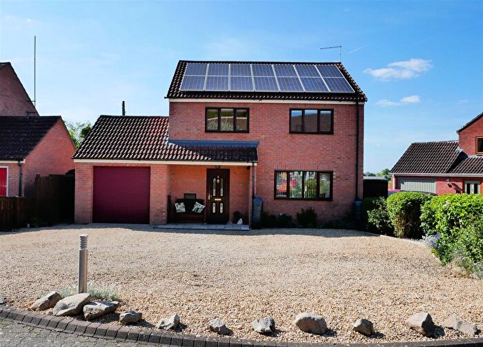 4 Bedroom Detached House For Sale In Fir Grove, Calne, SN11