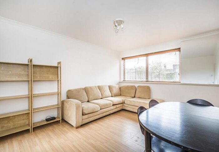 3 Bedroom Flat To Rent In St Mary Le Park Court, Parkgate Road, Battersea Park, London, SW11