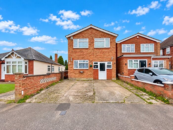 4 Bedroom Semi Detached House For Sale In Bampton Road, Luton, Bedfordshire, LU4