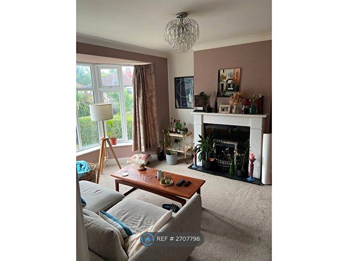 3 Bedroom Semi Detached House To Rent In Roundhay Grove, Leeds, LS8