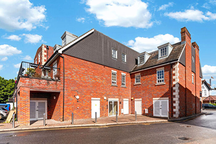 1 Bedroom Flat For Sale In Bridge Street, Walton-On-Thames, KT12