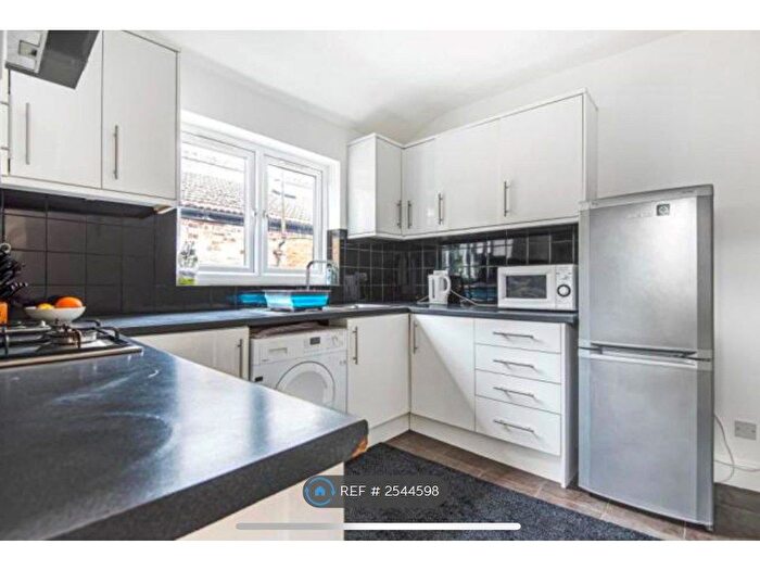 3 Bedroom Flat To Rent In Woodbury Street, London, SW17