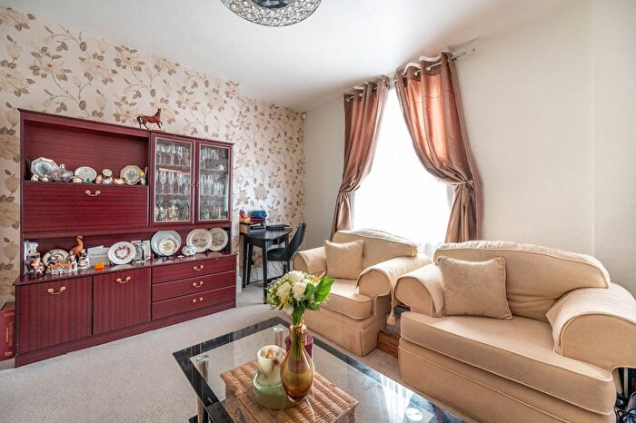 2 Bedroom Flat For Sale In St. Georges Road, Forest Gate, London, E7