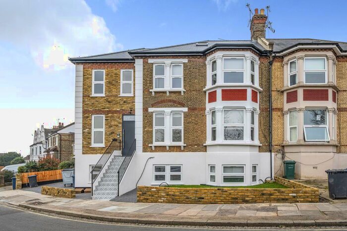 2 Bedroom Apartment To Rent In Sunningfields Crescent, Hendon, NW4