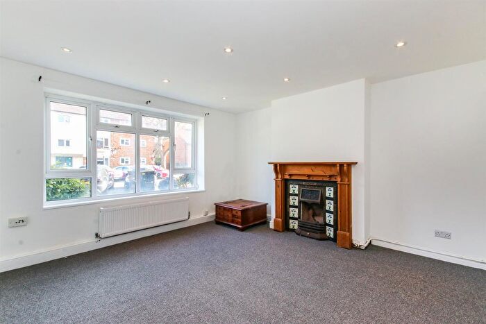 3 Bedroom Flat To Rent In Boyton Close, London, N8