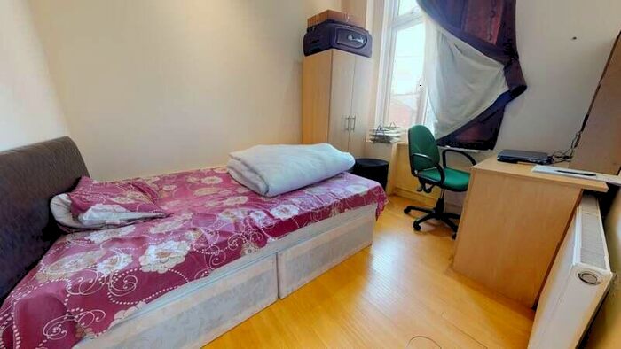 2 Bedroom Flat To Rent In St Johns Terrace, Hyde Park, Leeds, LS3