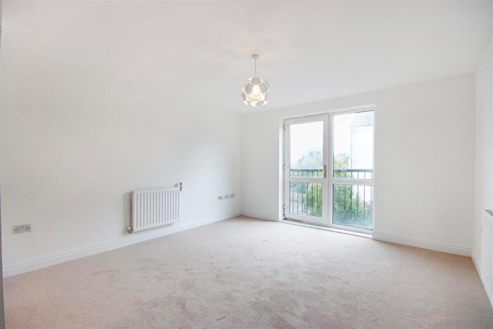 2 Bedroom Apartment For Sale In Chalfont Road, London, SE25