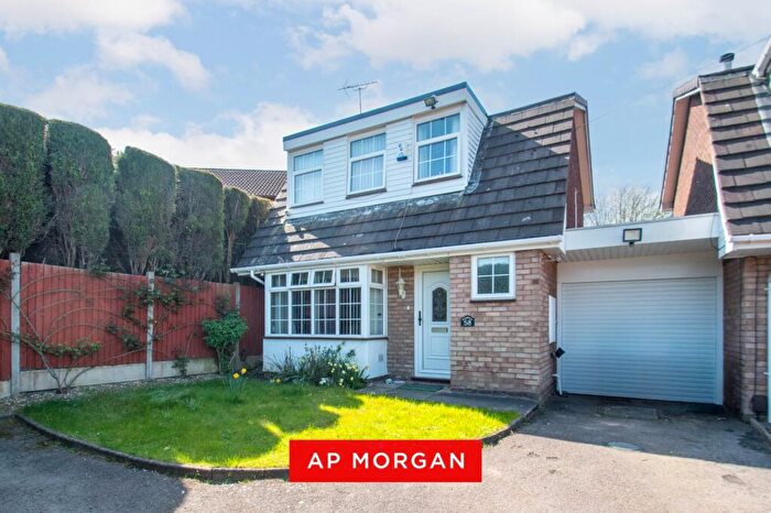 3 Bedroom Link Detached House For Sale In Dreadnought Road, Pensnett, Brierley Hill, West Midlands, DY5