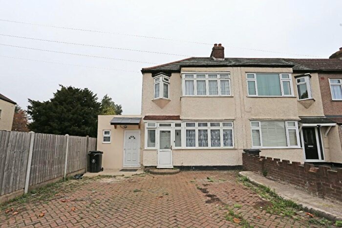 3 Bedroom Semi-Detached House To Rent In Rainham Road, Rainham, Havering, London, RM13