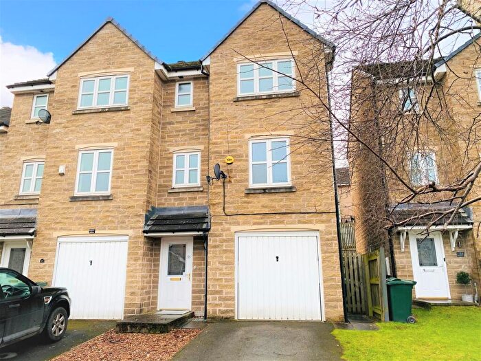 4 Bedroom Semi Detached House To Rent In Summerley Court, Idle, Bradford, BD10