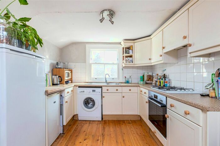 3 Bedroom Flat To Rent In Solon Road, Clapham, London, SW2