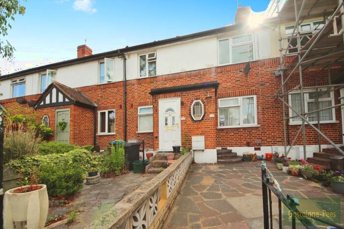 2 Bedroom Flat To Rent In Errol Gardens - New Malden, KT3