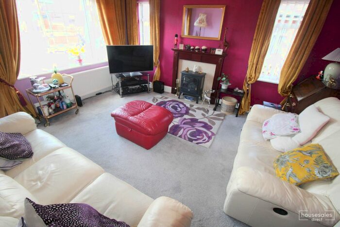 2 Bedroom Semi-Detached Bungalow For Sale In Kelmscott Gardens, Leeds, LS15 - Photo 2